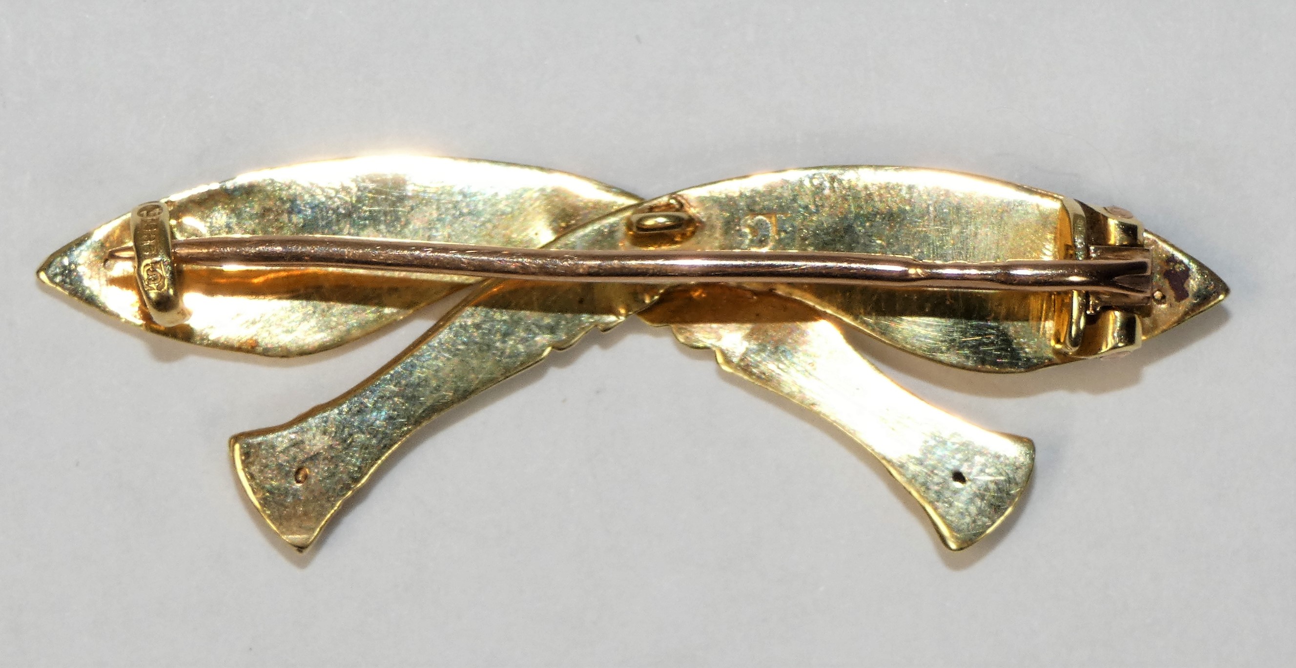 A 14ct gold Gurka sweetheart brooch, London import 1964, in the form of crossed Kukri, length 39 mm, - Image 2 of 2