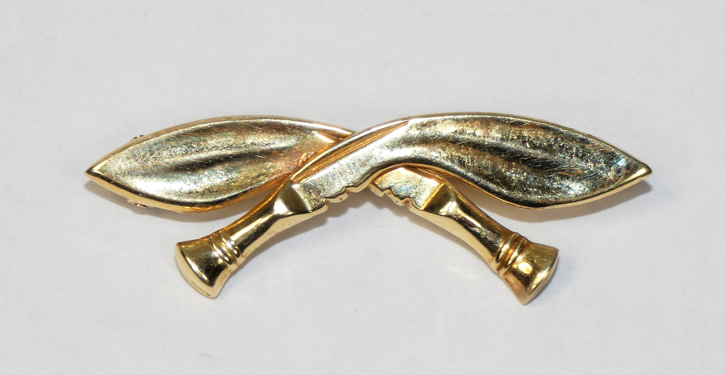 A 14ct gold Gurka sweetheart brooch, London import 1964, in the form of crossed Kukri, length 39 mm,