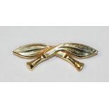 A 14ct gold Gurka sweetheart brooch, London import 1964, in the form of crossed Kukri, length 39 mm,