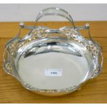 A silver basket, Sheffield 1919, with pierced wavy border and fixed handle, diameter 20 cm, weight