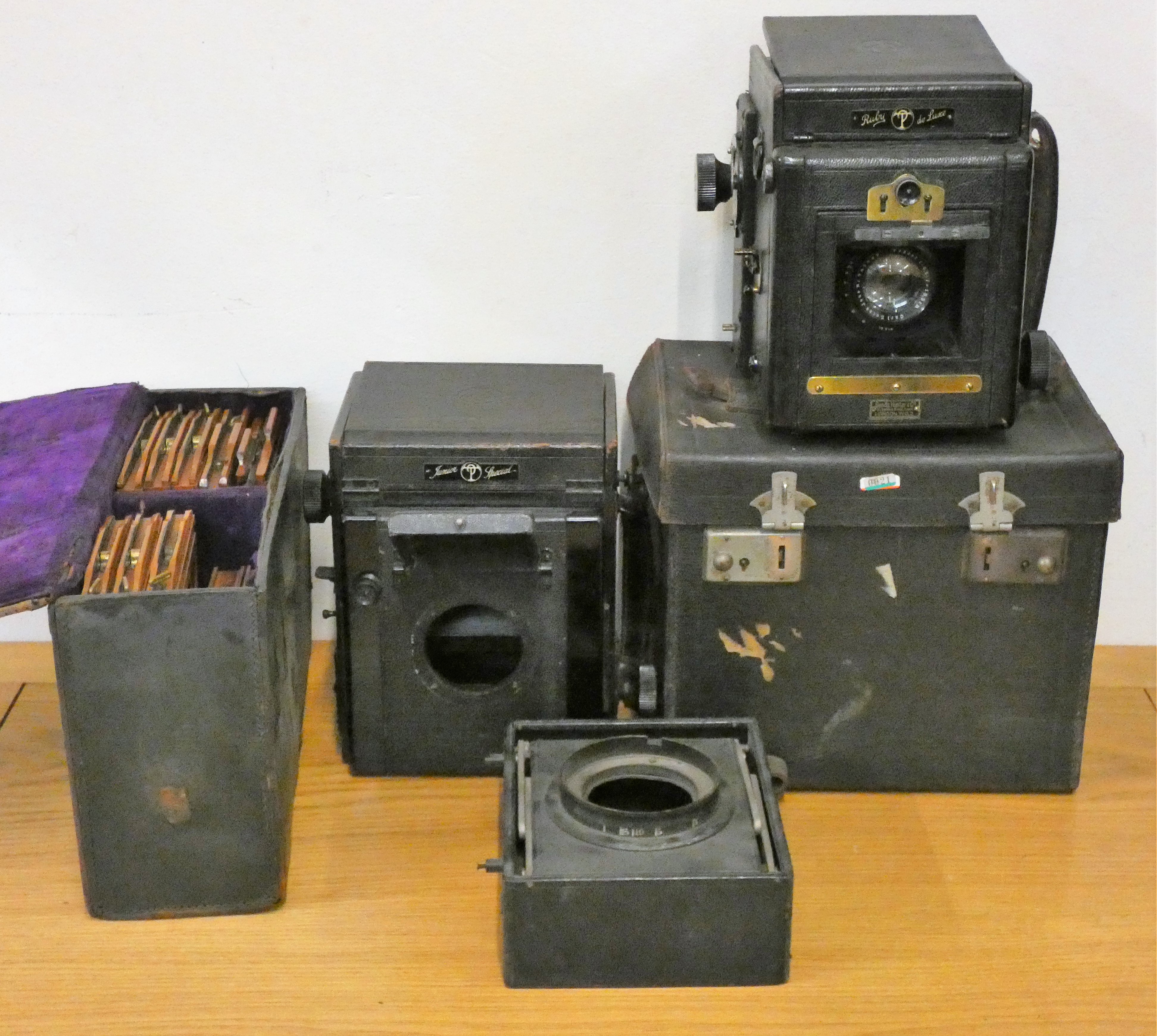 A Thornton Pickard, Ruby deluxe, Junior special plate camera's, mahogany plate holders in case,