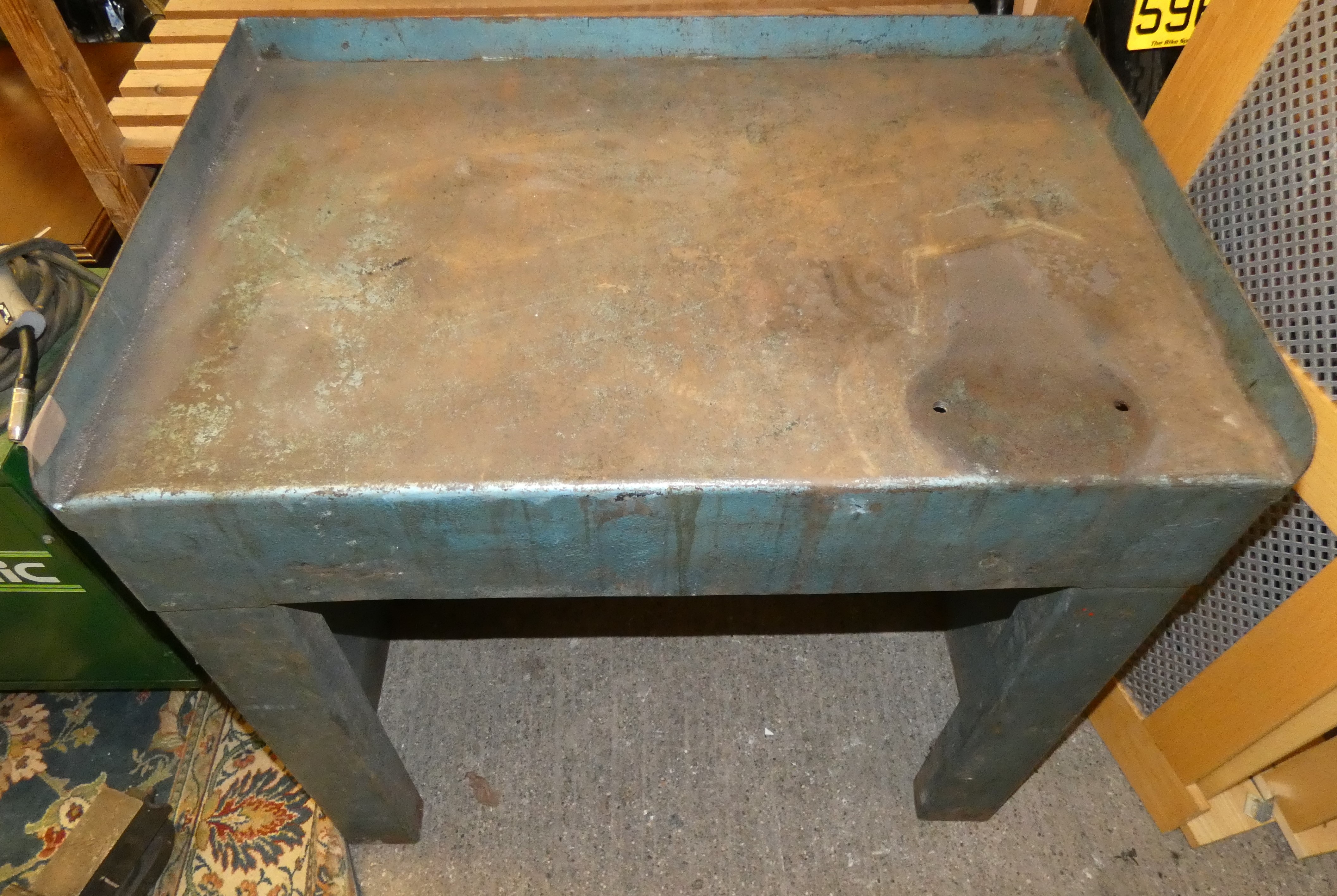 A steel work bench 92 x 63 x 80 cm