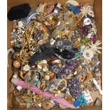 A quantity of costume jewellery