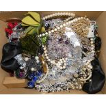 A quantity of costume jewellery