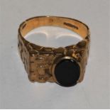 A 9ct gold and onyx abstract ring, 7.5 grams