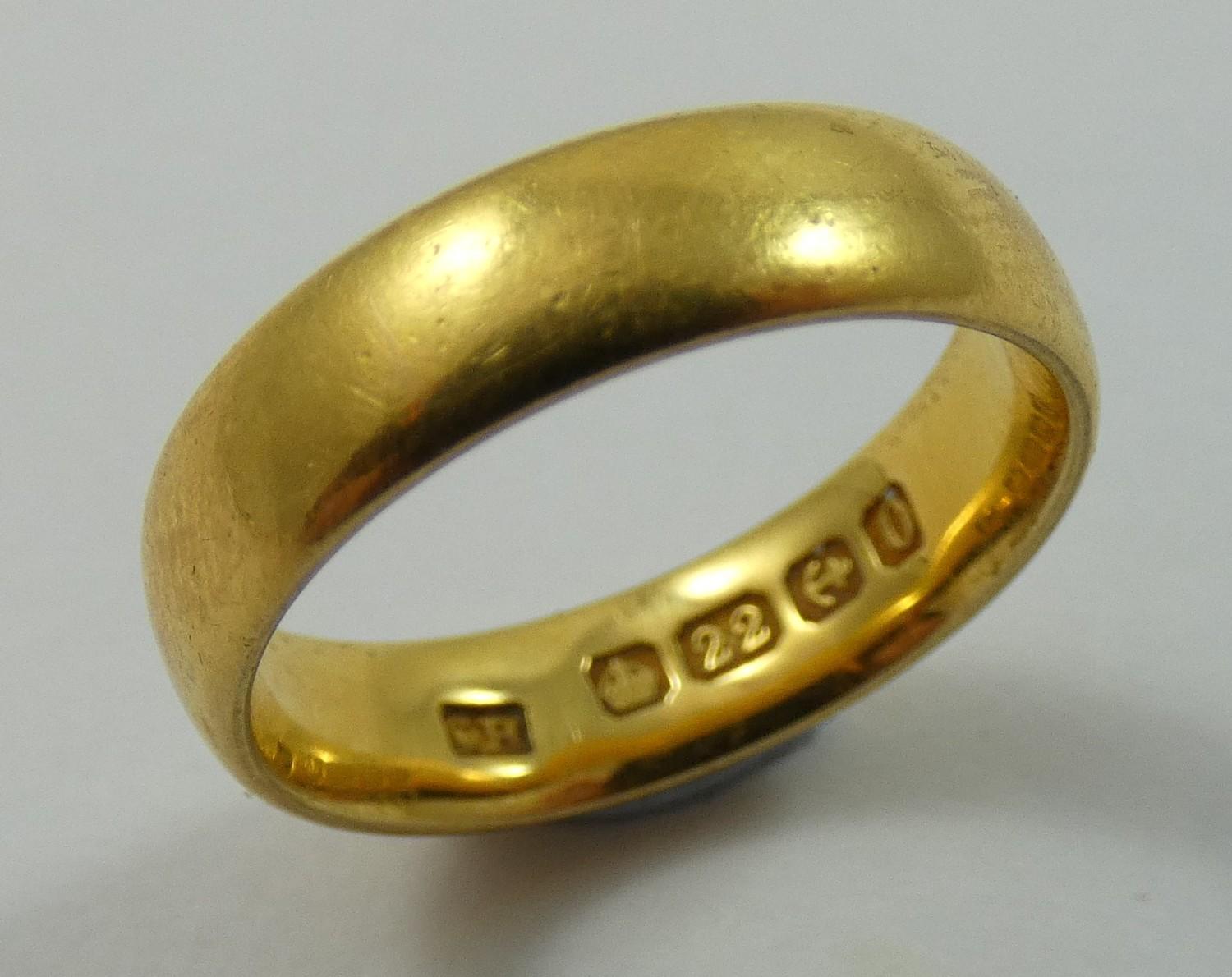 A 22 ct gold wedding band, 5 gms.