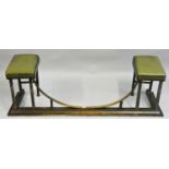 A copper and brass club fender, with green leather side seats, 138 x 42 x 42 cm.