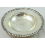 An Edwardian silver shallow bowl, by the Barnards, London 1907, with gadrooned border, diameter 15