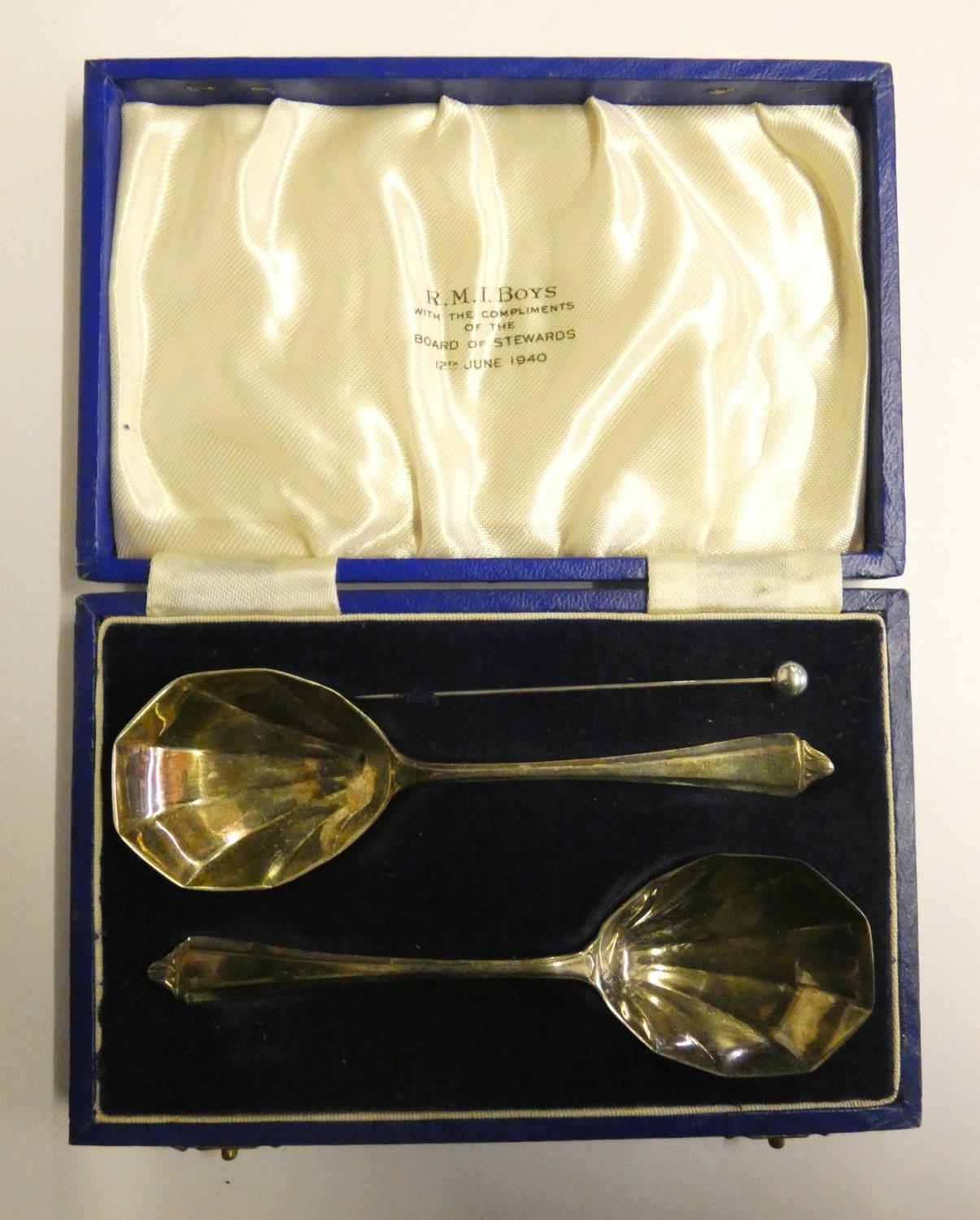 A silver pair of preserve spoons, Sheffield 1939, 1 oz, case.