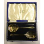 A silver pair of preserve spoons, Sheffield 1939, 1 oz, case.