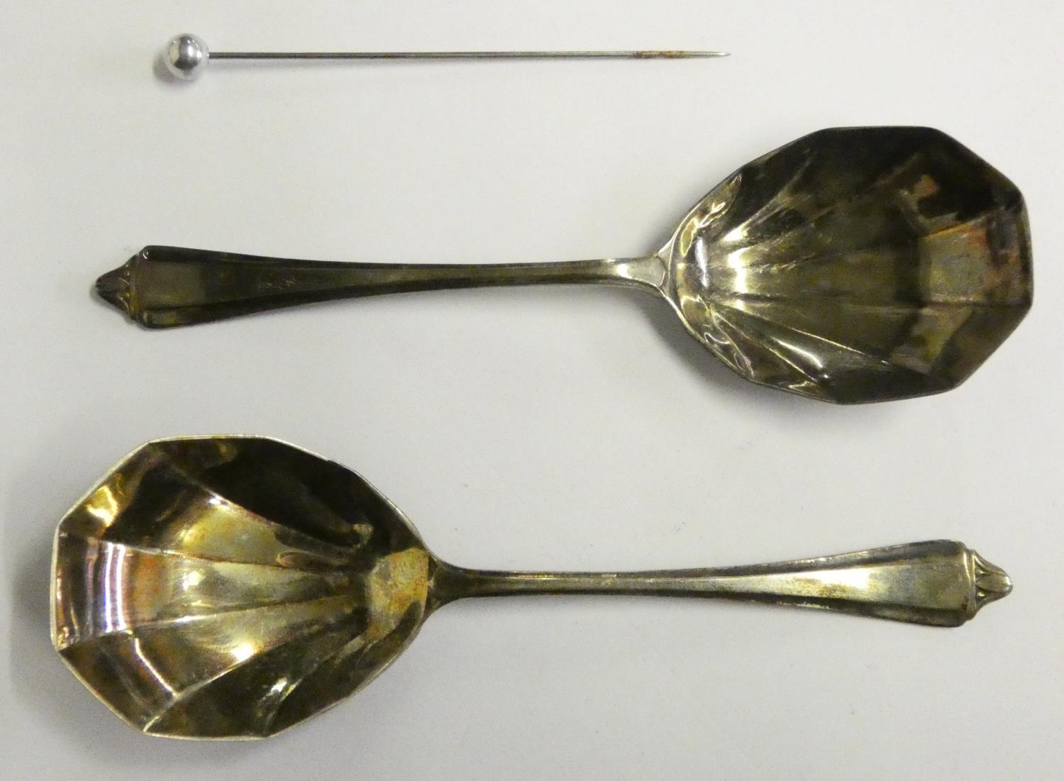 A silver pair of preserve spoons, Sheffield 1939, 1 oz, case. - Image 2 of 3