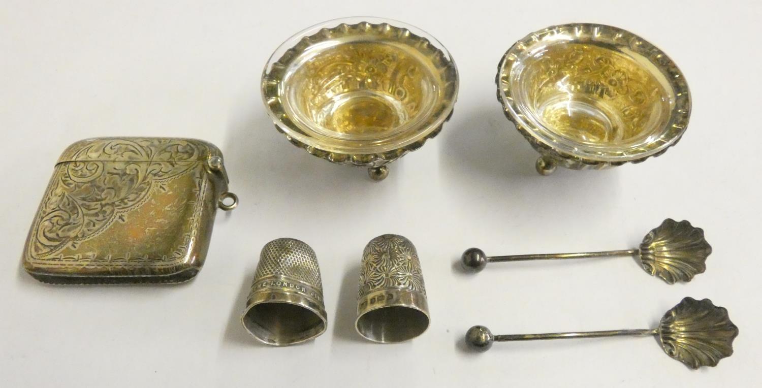 A Victorian silver pair of salt pots, Birmingham 1894, with glass liners and spoons, a silver