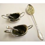 An Edwardian silver berry spoon, London 1902 and a pair of silver salt pots, Birmingham 1903, 4oz.