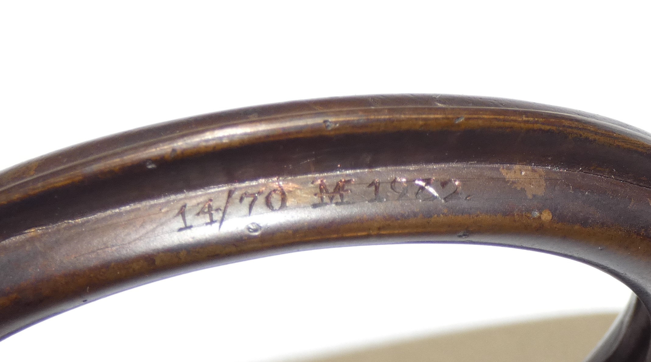 British Art Medal Society, unknown, torque bangle, bronze, inscribed 14/70 M 1980, 8 cm. - Image 3 of 3