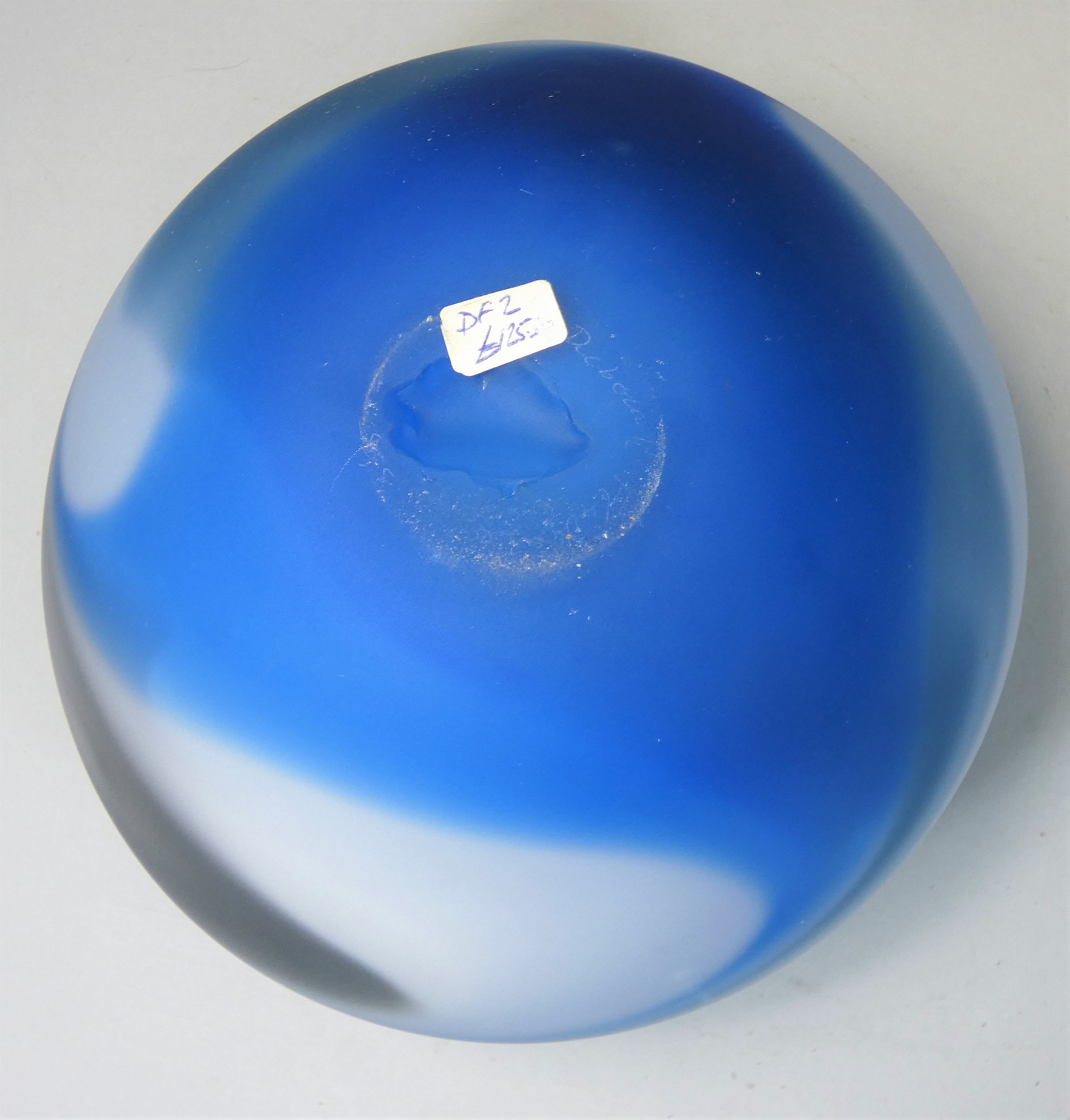 Deborah Fladgate (b.1957), a globular glass vase with light blue swirl design, etched signature - Image 3 of 4