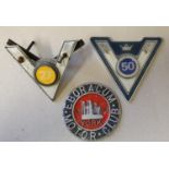 17 winged AA car badges, together with other AA and RAC badges.