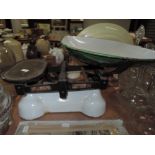 A vintage bakers scale by Avery, up to 28lb