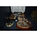 A Border Fine Arts study Otters, Labrador figurine and a boxed set of horn handled steak knives