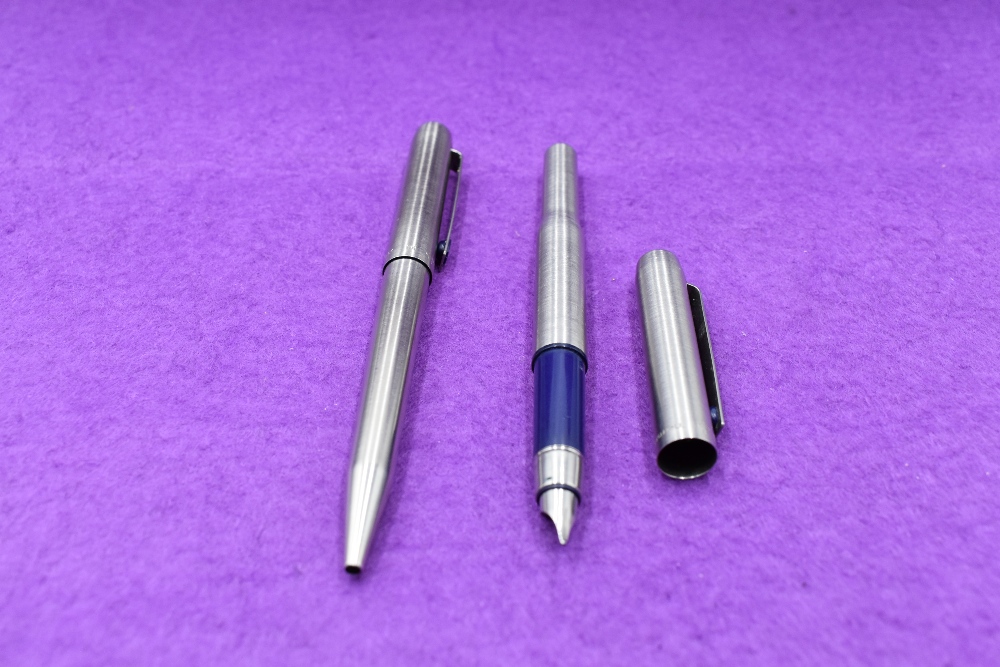 A Parker 25 Flighter fountain pen and ballpoint pen in stainless steel