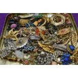 A tray of costume brooches including diamante, enamelled etc