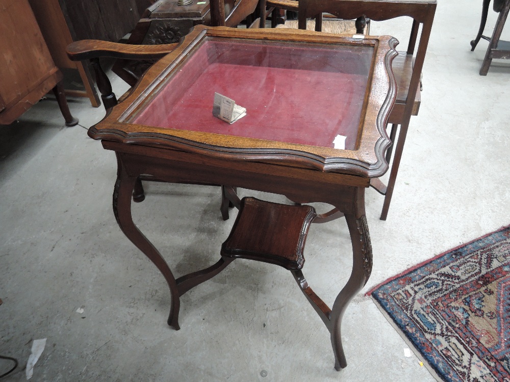 An Edwardian mahogany vitrine/bijoutiere/occasional table having glass lift top with baize display