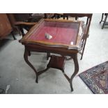 An Edwardian mahogany vitrine/bijoutiere/occasional table having glass lift top with baize display