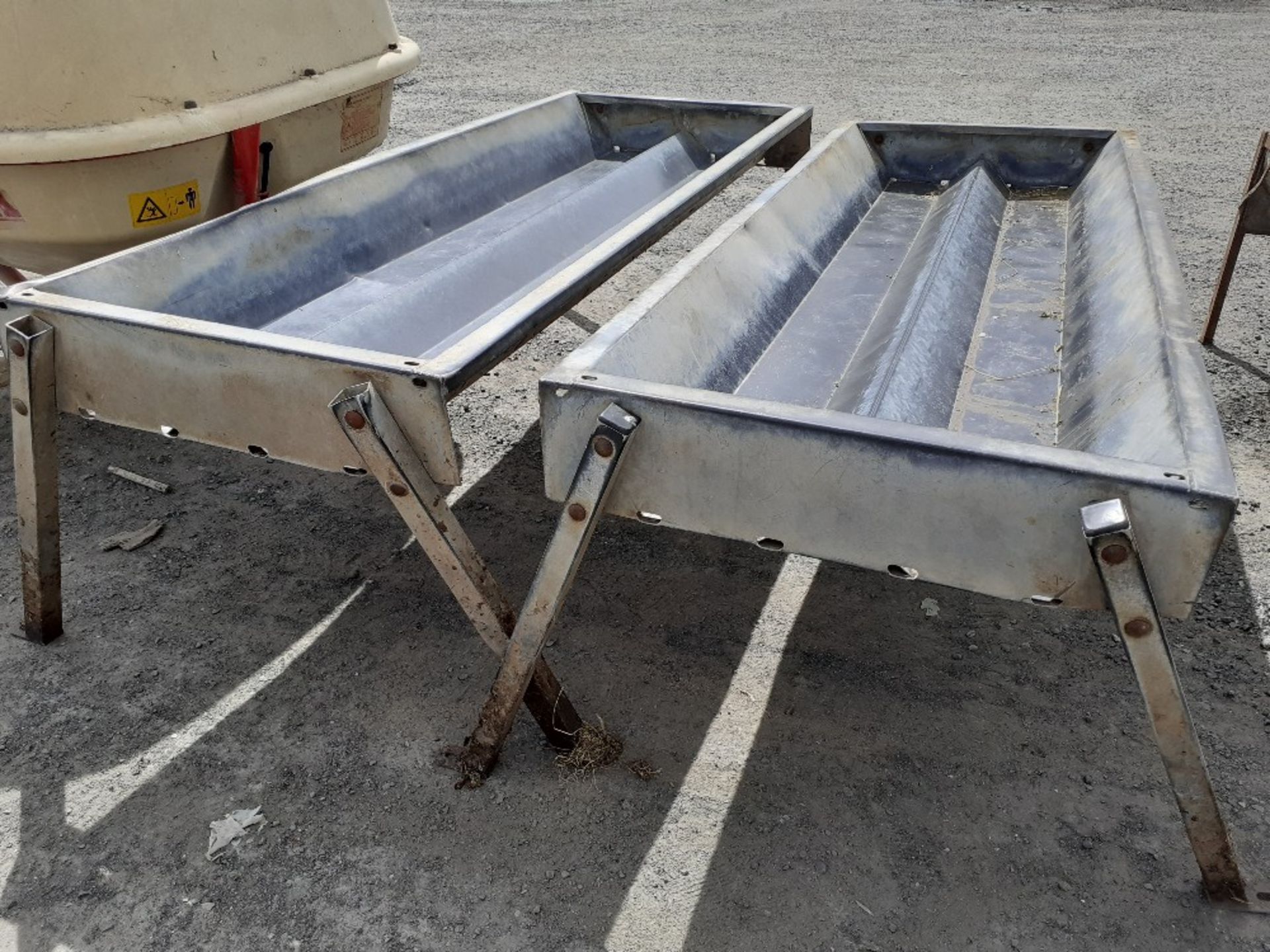 PAIR OF STANDING TWIN CATTLE FEED TROUGH - Image 2 of 3