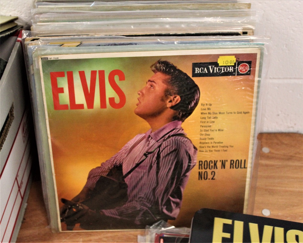 A lot of various Elvis Presley album with some rare pressings , also includes magazines and a - Image 2 of 3