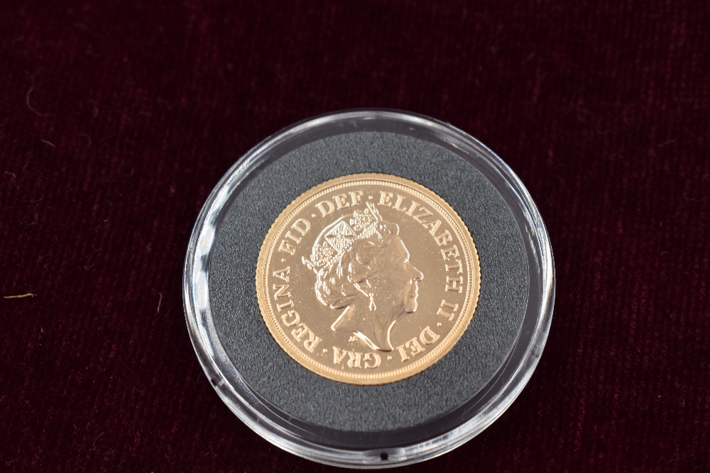 A collection of eleven Gold Sovereigns. The Queen Elizabeth II Gold Sovereign Complete design - Image 21 of 24