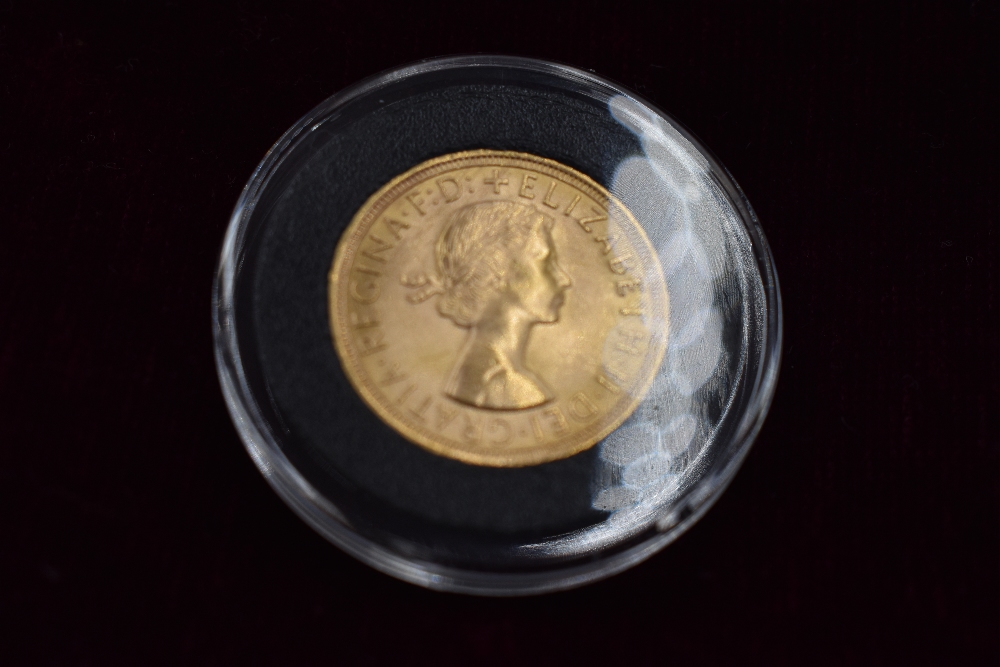 A collection of eleven Gold Sovereigns. The Queen Elizabeth II Gold Sovereign Complete design - Image 2 of 24