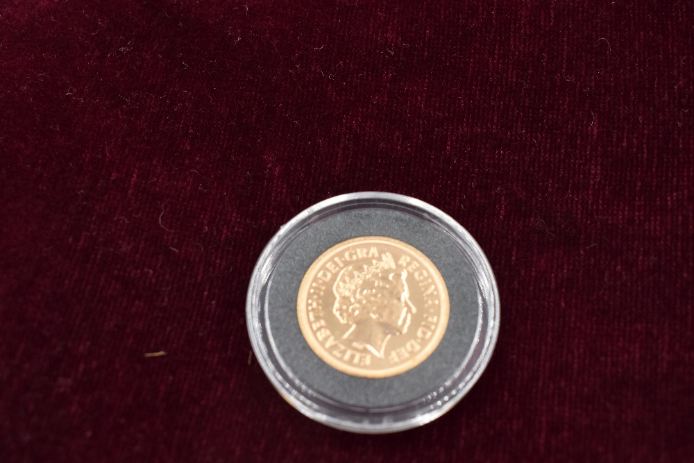 A collection of eleven Gold Sovereigns. The Queen Elizabeth II Gold Sovereign Complete design - Image 19 of 24