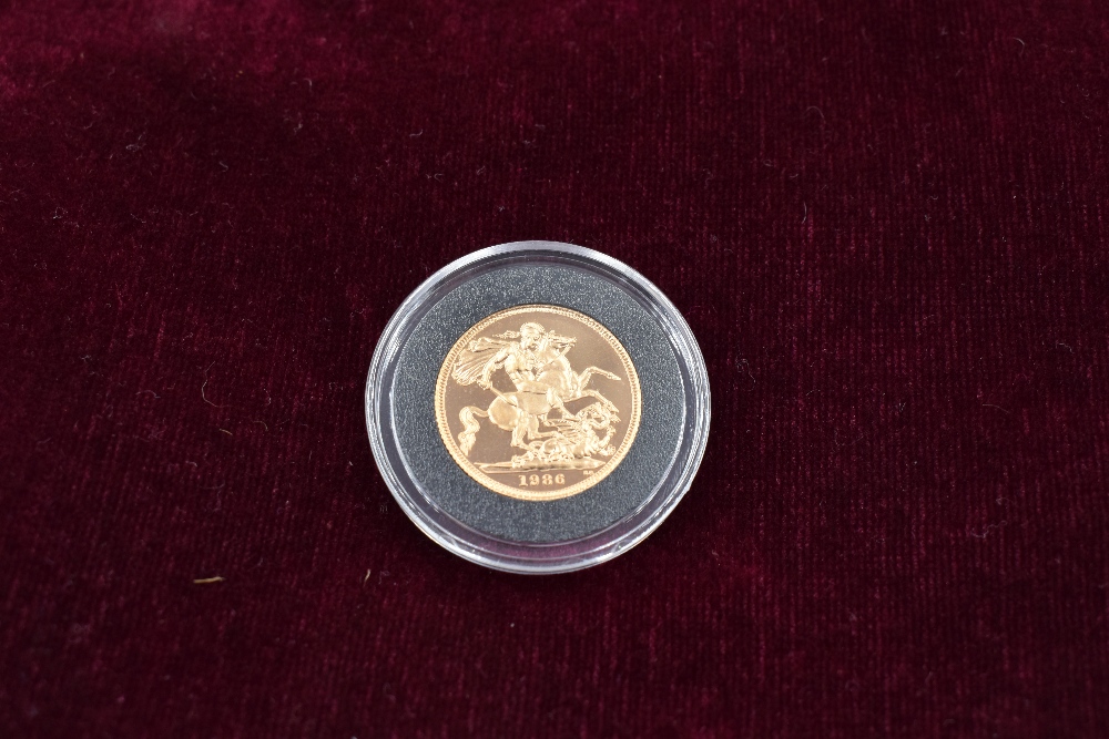 A collection of eleven Gold Sovereigns. The Queen Elizabeth II Gold Sovereign Complete design - Image 14 of 24