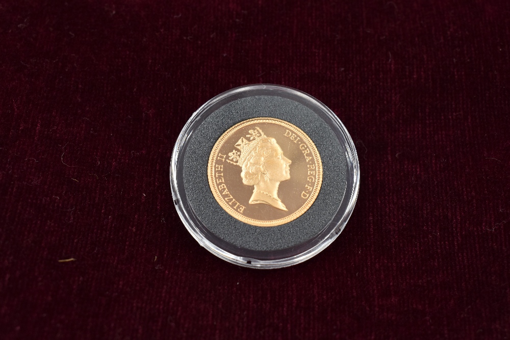 A collection of eleven Gold Sovereigns. The Queen Elizabeth II Gold Sovereign Complete design - Image 13 of 24