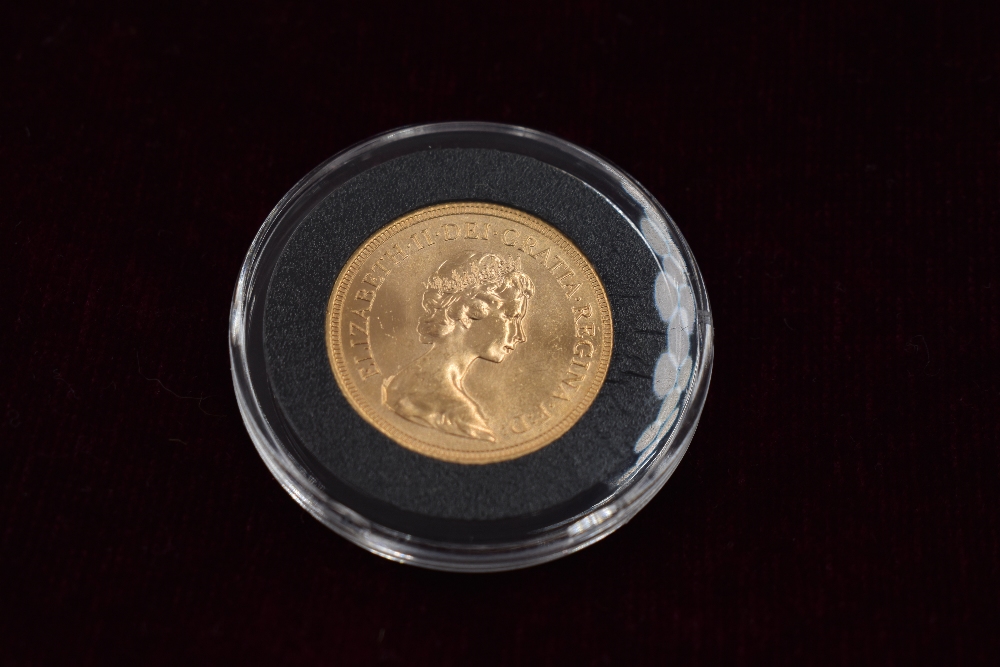 A collection of eleven Gold Sovereigns. The Queen Elizabeth II Gold Sovereign Complete design - Image 4 of 24