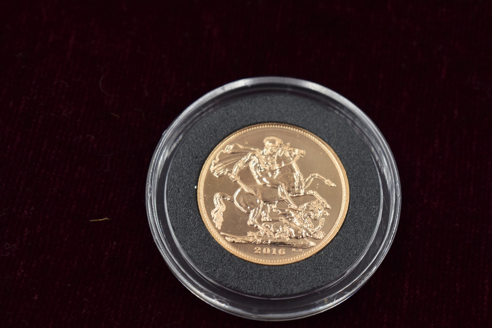 A collection of eleven Gold Sovereigns. The Queen Elizabeth II Gold Sovereign Complete design - Image 22 of 24