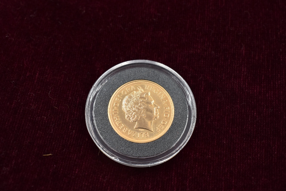 A collection of eleven Gold Sovereigns. The Queen Elizabeth II Gold Sovereign Complete design - Image 17 of 24