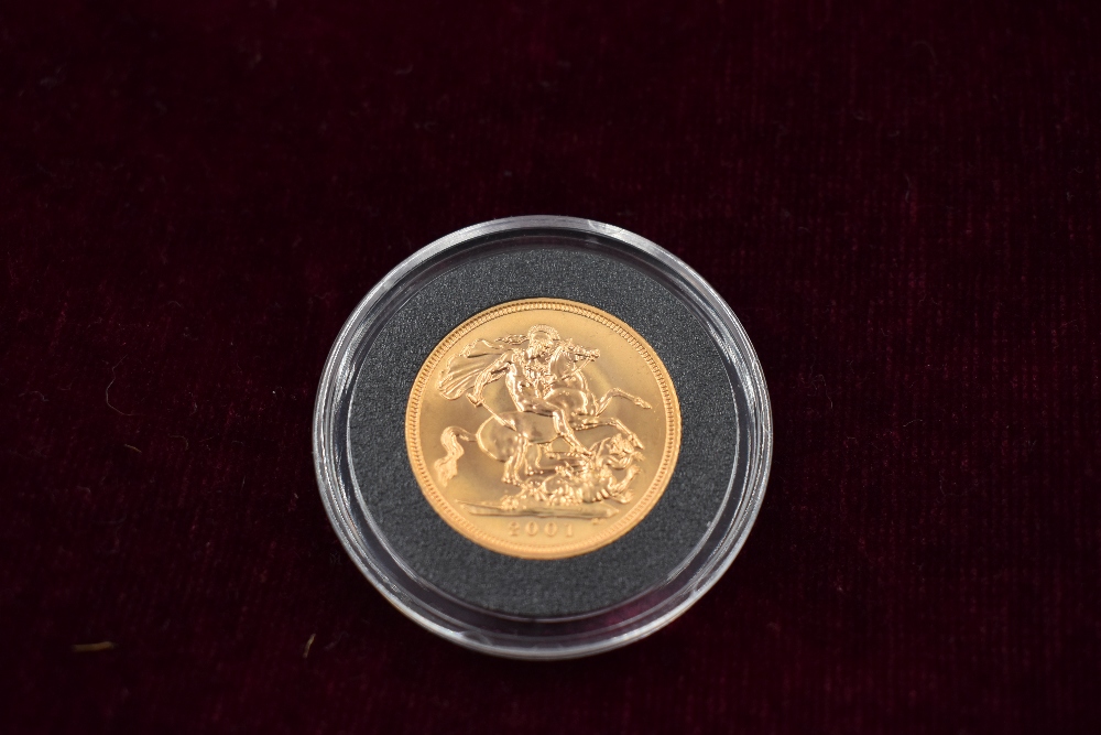 A collection of eleven Gold Sovereigns. The Queen Elizabeth II Gold Sovereign Complete design - Image 16 of 24