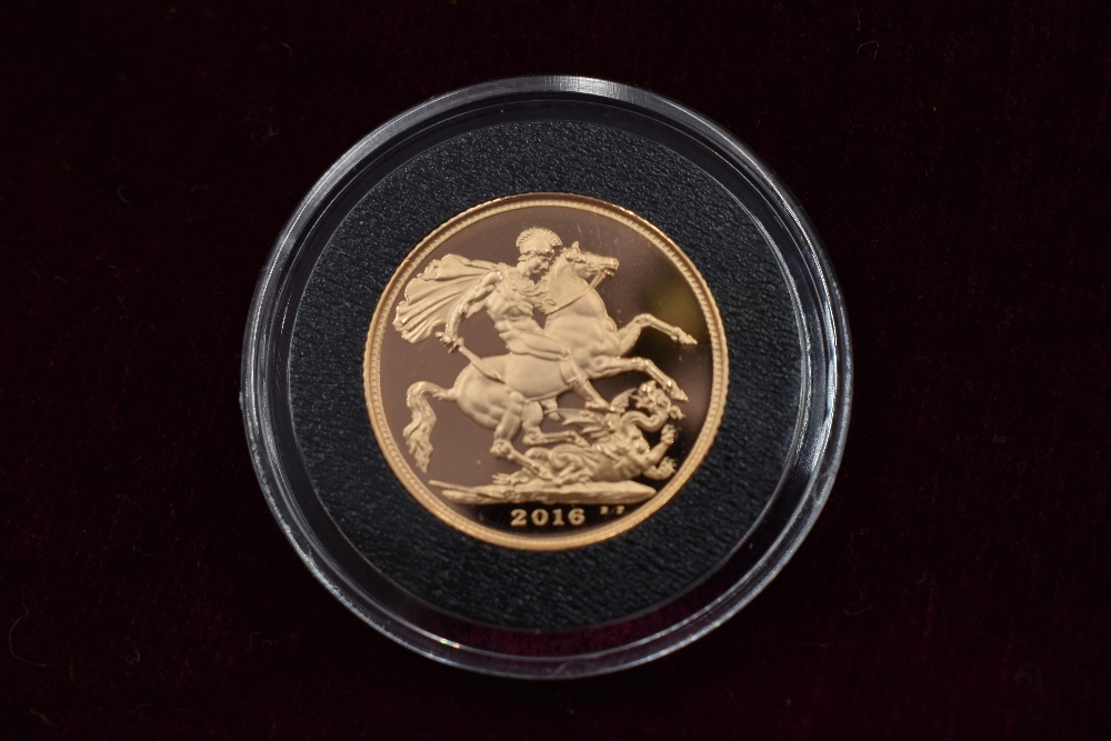 A collection of eleven Gold Sovereigns. The Queen Elizabeth II Gold Sovereign Complete design - Image 11 of 24