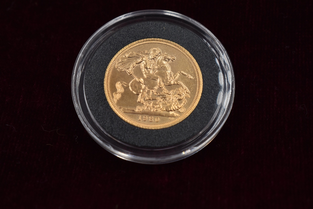 A collection of eleven Gold Sovereigns. The Queen Elizabeth II Gold Sovereign Complete design - Image 5 of 24