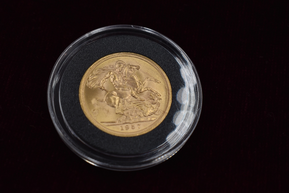 A collection of eleven Gold Sovereigns. The Queen Elizabeth II Gold Sovereign Complete design - Image 3 of 24