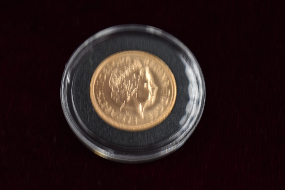 A collection of eleven Gold Sovereigns. The Queen Elizabeth II Gold Sovereign Complete design - Image 8 of 24