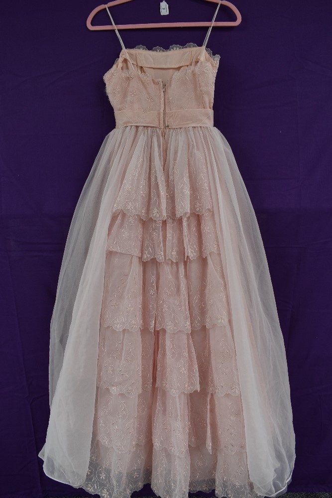 A vintage 1950s pale pink evening gown,having layered skirt and tiered detailing to back, boned - Image 3 of 4