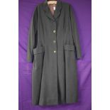 Vintage 1940s/early 50s fit and flare coat in grey with panelled skirt and fitted bodice, pockets to