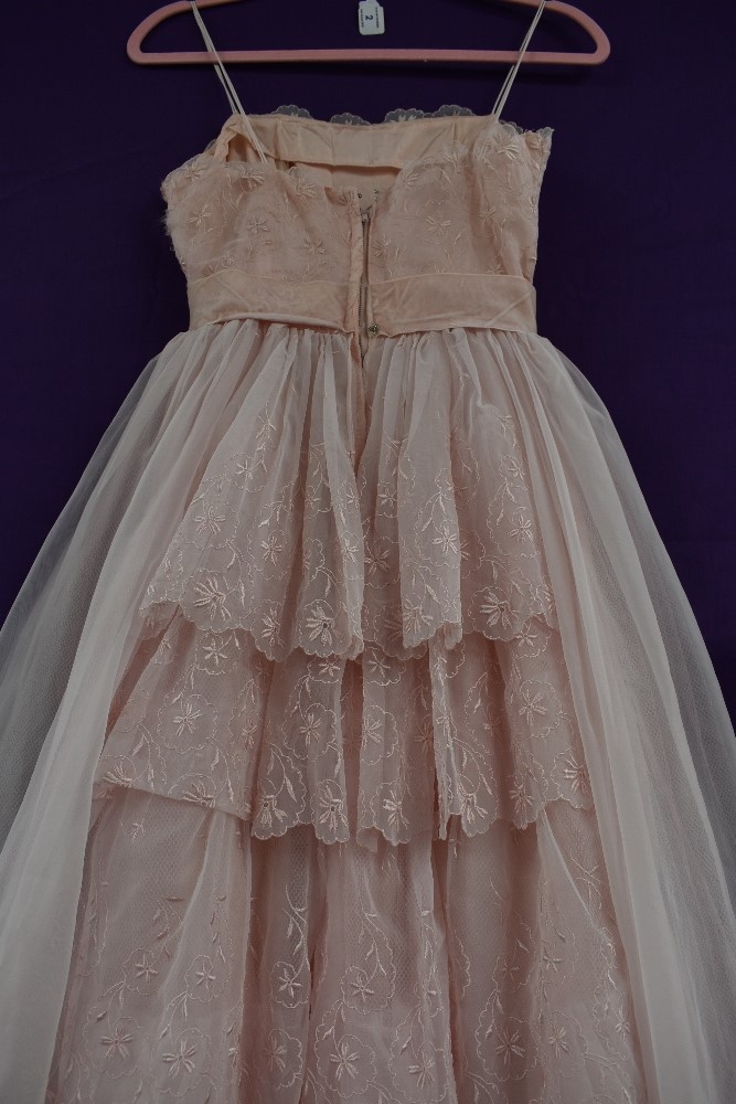 A vintage 1950s pale pink evening gown,having layered skirt and tiered detailing to back, boned - Image 4 of 4