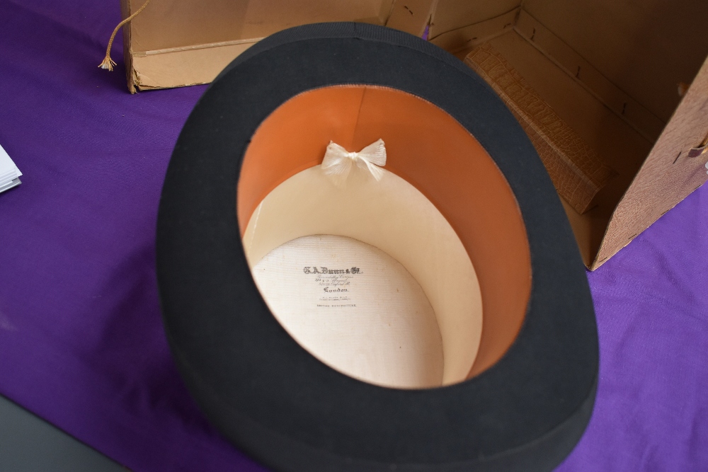 Vintage 'Dunn and co' silk top hat in box, in superb condition with nothing to note. Internal - Image 2 of 2