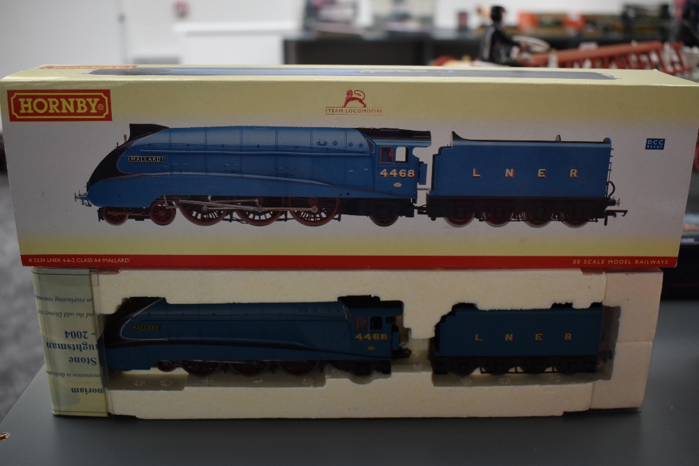 A Hornby 00 gauge LNER Class A4 4-6-2 Loco & Tender, Mallard 4468, cat no R2339, in original box