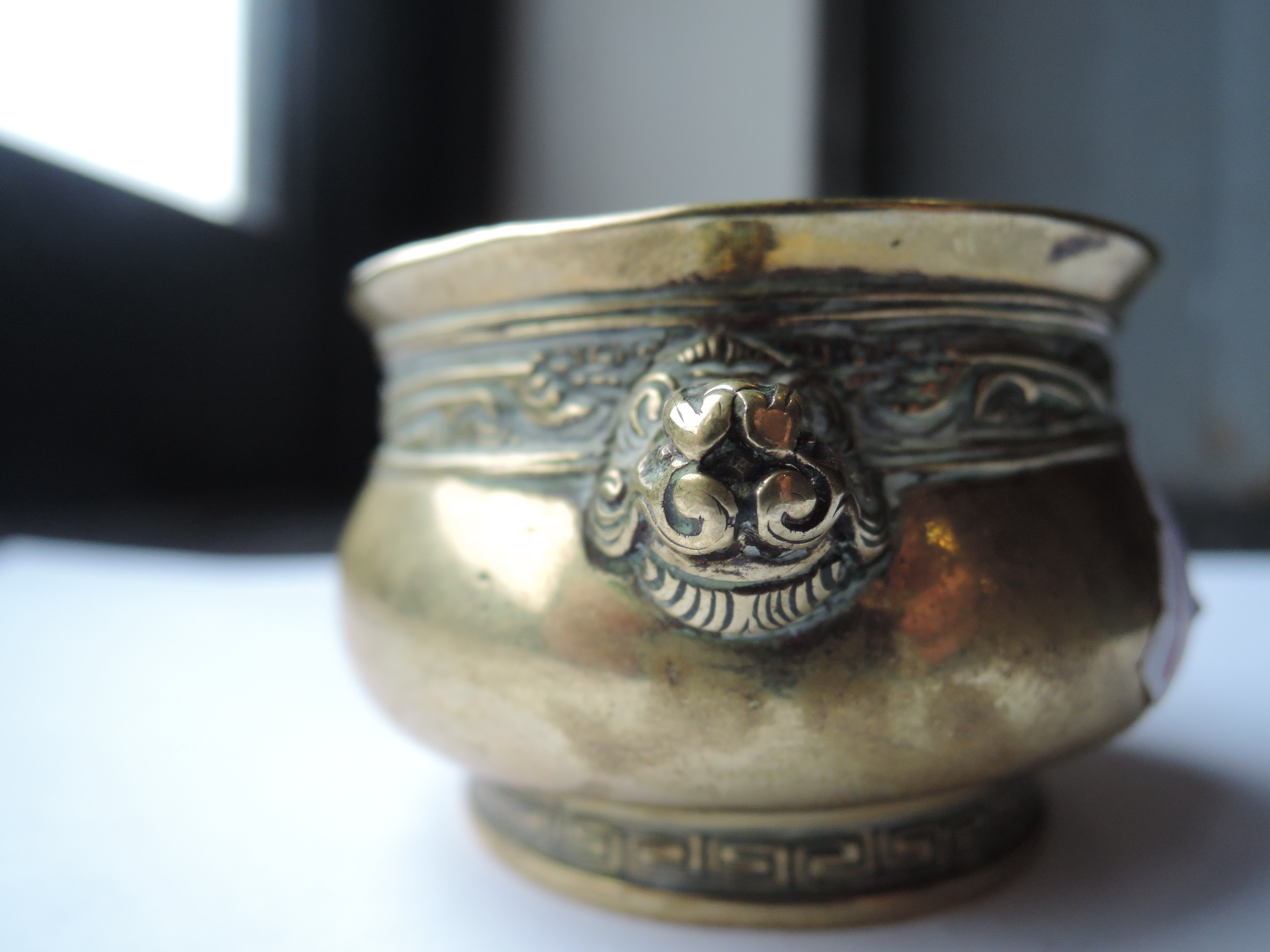 An impressive pair of Chinese export mantle vases in hard paste having extensive detailing of - Image 6 of 6