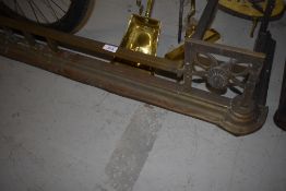 A late 19th/early 20th Century brass fire fender, approx length. 134cm