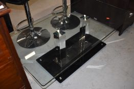 A modern glass coffee table, approx. 120 x 65cm
