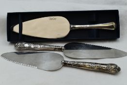 A cased silver pie server of plain form bearing Golden Jubilee 2002 hallmark, Robert Welch, and a